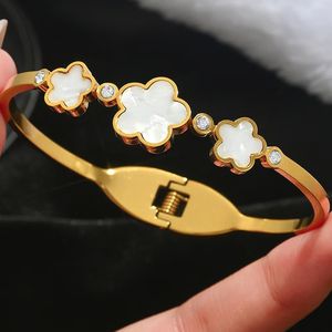 Bracelet jonc en acier inoxydable plaqué or 18 carats, motif trèfle et coquillage, pour femme - Vente en gros - Product Image 1