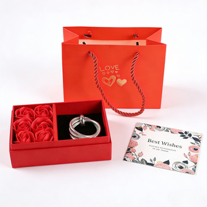 กล่องของขวัญวันวาเลนไทน์สุดหรู รุ่น “รักเธอ” ประกอบด้วย<span class=keywords><strong>ช</strong></span>็อกโกแลตรูปดอกกุหลาบ นาฬิกา โทรศัพท์ เครื่องประดับ สร้อยคอ บรรจุในกล่องของขวัญมีหน้าต่าง - Product Image 3