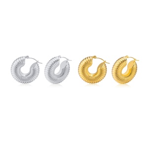 Nouvelles boucles d'oreilles créoles dorées de créateur, grandes et épaisses, pour femmes - Product Image 3