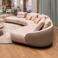 Canapé moderne incurvé multi-places en cuir avec coussins moelleux, meubles de salon haut de gamme pour une décoration élégante de la maison