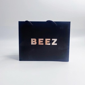 Bolsas de Papel Negras Ecológicas Personalizadas con Logotipo Impreso en Lámina Plateada para Empaque de Extensiones de Cabello - Product Image 1