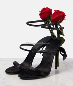 Sandales sexy en satin rouge <span class=keywords><strong>à</strong></span> longues brides avec embellissement de rose, bride <span class=keywords><strong>à</strong></span> la cheville avec boucle, sandales <span class=keywords><strong>à</strong></span> talons aiguilles en rose rouge, chaussures de mariage - Product Image 3