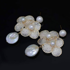 Pendientes Colgantes Florales de Encaje Italiano, Accesorios de Oro de 14K Importados de EE. UU., Joyería de Perlas Naturales de Agua Dulce de Alta Calidad - Product Image 2
