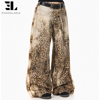 Pantalon en jean numérique LARSUR personnalisé avec impression 3D DTG/DGT intégrale, motif léopard, patchwork et fausse fourrure de lapin, effet trompe-l'œil latéral