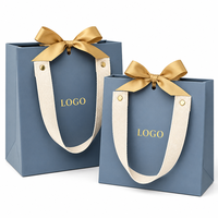Tas Belanja Kertas Custom Logo Foil Emas Pegangan Tali Pilin Matte untuk Pakaian Kosmetik Butik Merek