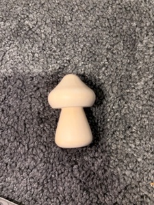 Miniature de champignon triangulaire en bois artisanal, spécification C-CAS - Décoration champignon massif - Product Image 1