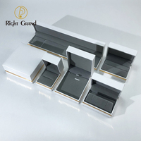 Haute Qualité Blanc Or Bord Bijoux Emballage Boîte Similicuir Papier pour Collier Boucle D'oreille Anneau Cadeau Boîte En Gros