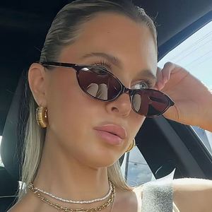 Lunettes de soleil œil-de-chat ovales noires en plastique avec logo personnalisé, protection UV400, pour femme, collection 2025 - Product Image 1