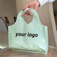 Sac de shopping en plastique de haute qualité, logo personnalisé, emballage en plastique HDPE, poignée découpée, sac en plastique pour vêtements