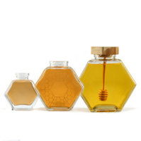 Tarro de miel al por mayor de cristal con forma hexagonal, recipiente para miel con cucharón de madera y tapa de corcho, almacenamiento de miel y jarabe en forma de colmena