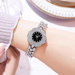 นาฬิกาควอตซ์ลายดอกไม้แฟชั่นของผู้หญิงพร้อมดีไซน์รูปดอกไม้แห่งลมหายใจของทารก - Product Image 3