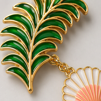 Broche personnalisée en émail souple, pendentif feuille de palmier et coquillage, chaîne dorée, broches de plage côtière, vente en gros, badge, usine OEM, faible MOQ