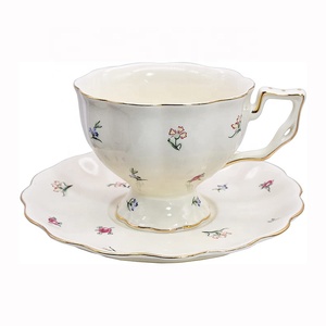 Set di <span class=keywords><strong>tazze</strong></span> <span class=keywords><strong>da</strong></span> tè e piattini <span class=keywords><strong>Vintage</strong></span> 7.5 oz 200ml Set di <span class=keywords><strong>tazze</strong></span> <span class=keywords><strong>da</strong></span> tè in porcellana <span class=keywords><strong>da</strong></span> caffè regali di nozze <span class=keywords><strong>tazze</strong></span> di fiori in ceramica - Product Image 1