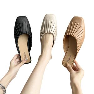 Sandalias Planas Cerradas para Mujer - Verano/Otoño, Ligeras, Transpirables, con Parte Superior de Cuero Genuino, Diseño Floral, Elegantes y Acolchadas - Product Image 5