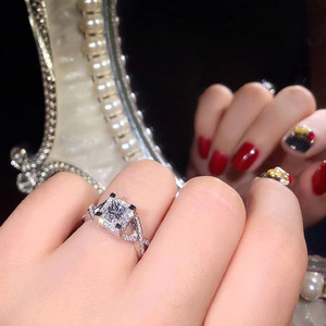 Anello a Forma di X con Zirconi Taglio Principessa per Donne, Gioiello da Dito Scintillante con Micro Pavé - Product Image 4