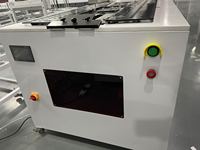 Machine à plier et à emballer les vêtements, les t-shirts, les pulls à manches courtes et longues, les sweat-shirts, les hoodies, les vêtements, les articles vestimentaires, avec convoyeur