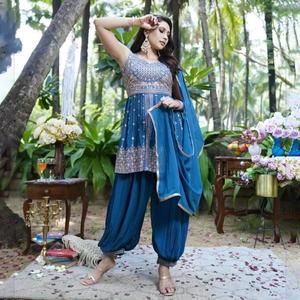 Conjunto de Top y Pantalón de Alta Calidad con Bordado de Diseño, Georgette Sintética con Lentejuelas y Dupatta con Encaje, Completamente Cosido - Product Image 1