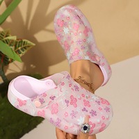 Nouvelles pantoufles d'été 2026 pour femmes, à bout fermé, antidérapantes, imprimées mignonnes, durables, motif dessin animé, pour la maison, l'extérieur, style graffiti, chaussures de plage à trous