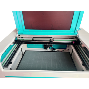 Máquina de grabado láser portátil pequeña Ruida de 100W 6090 con panal y cama de cuchillas piezas largas a través de enfoque automático y caja de residuos - Product Image 2