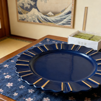 Assiette de présentation classique en plastique PP, écologique, bleu marine, 13 pouces, motif végétal pigmenté, faite à la main, bordure ondulée dorée