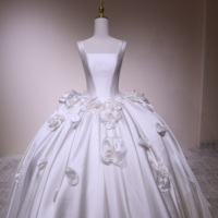 Robe de mariée de luxe en satin à col carré, robe de mariée taille plus, robe de bal, robe de mariée avec pétales de fleurs 3D