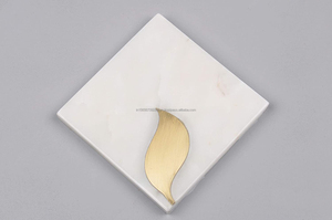 Sous-verre carré en marbre blanc fait à la main de la meilleure qualité avec un design en laiton (ensemble de 4 sous-verres) disponibles à la vente - Product Image 2