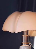 Lampe de table en forme de pétale de style américain avec source de lumière LED, commande par bouton, design minimaliste pour les chambres d'hôtel, les chambres à coucher, les cafés, les bars