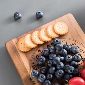 Bandeja de madera de acacia con estampado de letras para servir queso, frutas, pan y aperitivos - Product Image 3