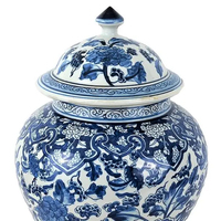 Une usine chinoise de grande taille propose des pots de temple et de gingembre en porcelaine bleus et blancs peints à la main avec des motifs de poissons et de fleurs