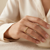 Anillo con Letra Personalizable Qiuhan, Chapado en Oro de 18K, Micro Pavé de Circonitas, Anillo de Banda Cerrada, Regalo Personalizado para Mujer