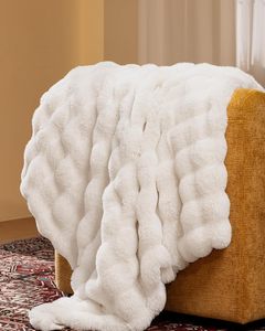 Manta Blunique Ultra Suave y Acogedora de Piel Sintética <span class=keywords><strong>Lola</strong></span>, Ligera y Esponjosa, 50x60 Pulgadas, Color Blanco Crema - Product Image 2