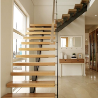Escalier flottant moderne et minimaliste sur mesure avec monopoutre de luxe, marches en bois massif et garde-corps en verre pour intérieur