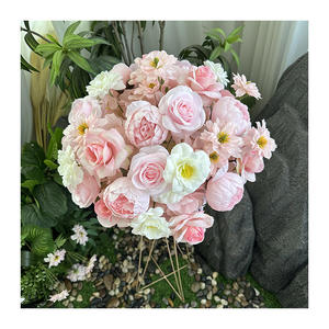Centro de Mesa Romántico con Ramo de Flores de Seda Rosa, Arreglo Floral Artificial Hecho a Mano con Rosas Mixtas para Decoración de Bodas - Product Image 4