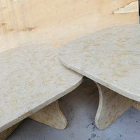 Table basse en marbre doré Toscane, forme nuage irrégulière, design organique, pierre naturelle beige, pour salon et villa