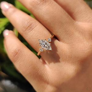 Bague en diamant de laboratoire de qualité supérieure avec une coupe impeccable et un monture élégante, conçue pour les moments cérémonieux et romantiques, en provenance d'Inde - Product Image 2