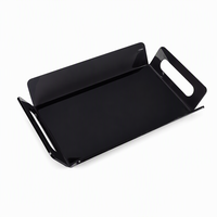 Plateau de service rectangulaire noir en acrylique brillant avec deux poignées découpées pour présentation de bijoux de vanité et vente au détail en boutique