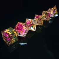 Set Dadu DND Transparan Berpinggir Tajam Buatan Tangan dengan Bunga Kering Fuchsia untuk Permainan Meja