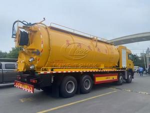 Camion d'aspiration des eaux usées Sinotruk 8x4 33000L Euro 3 4 5 6 LHD RHD avec double pompe à vide haute pression pour le dragage des égouts et le transport des boues - Product Image 5