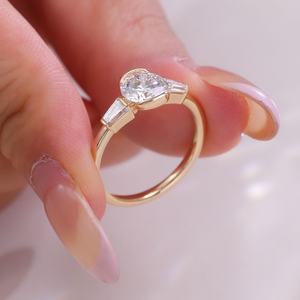 แหวนหมั้นเพชรทรงสี่เหลี่ยมคางหมู 3 เม็ด ดีไซน์เรียบง่าย ทำจากทองคำ 14K แท้ ได้รับการรับรองจาก IGI สำหรับเครื่องประดับเจ้าสาว - Product Image 4