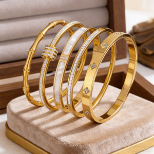 สร้อยข้อมือและกำไลแฟชั่นสแตนเลสสตีล 316L กันน้ำ ป้องกันการหมอง ชุบทอง 14K 18K ดีไซน์เนอร์ สำหรับผู้หญิง - Product Image 1