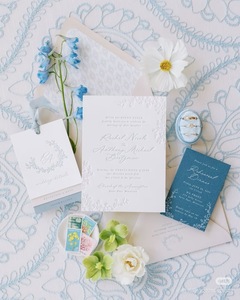 Juego de Invitaciones de Boda de Lujo Personalizadas con Monograma en Relieve, Impresión Tipográfica, Papel Offset, Banda Decorativa y Tarjetas RSVP - Product Image 3