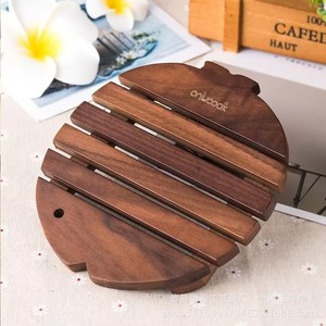 Alfombrilla aislante del calor con forma de pez de madera maciza para mesa, almohadilla para olla y cuenco antiescaldante, diseño irregular grabado con la marca Onlcook - Product Image 5