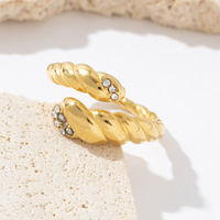 Bague ouverte personnalisée en acier inoxydable 316L plaqué PVD or 18 carats, avec extrémités tressées en corde et incrustations de zircon, anti-allergie, vente en gros