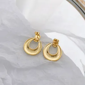 Orecchini a cerchio in ottone di grandi dimensioni Design semplice semplice oro colore placcato in ottone orecchino vendita calda in ottone gioielli per donna all'ingrosso