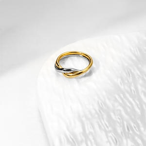 แหวนคู่สแตนเลสสตีล YF6252 ชุบทอง 18k สองสี ดีไซน์เรียบง่าย วงแหวนคู่แบบพันเกลียว - Product Image 4