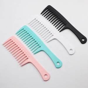 Peine <span class=keywords><strong>de</strong></span> peluquerí<span class=keywords><strong>a</strong></span> <span class=keywords><strong>de</strong></span> colores con logotipo personalizado, peine <span class=keywords><strong>de</strong></span> peluquerí<span class=keywords><strong>a</strong></span> <span class=keywords><strong>de</strong></span> masaje portátil para el hogar, peine plano <span class=keywords><strong>de</strong></span> dientes gruesos <span class=keywords><strong>de</strong></span> plástico - Product Image 3