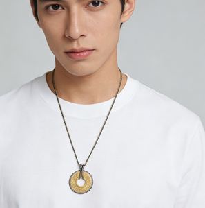 Collana da Donna in Acciaio Inossidabile con Sura Nur, Ciondolo Rotante con Zirconi, Gioiello Arabo a Tema Coranico - Product Image 2