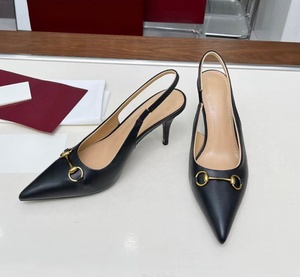 Chaussures à talons hauts classiques de style luxueux avec boucle en forme de mors de cheval, bout pointu et talon fin. Chaussures à bride arrière en cuir véritable - Product Image 4