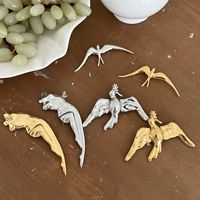 Broches en acier inoxydable doré et argenté pour femmes, épingles de revers de luxe en forme de cœur irrégulier, d'hirondelle et de conque, accessoires de décoration vestimentaire, vente en gros