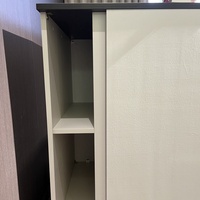 Table de chevet moderne en bois à quatre tiroirs avec double compartiment dissimulé, serrure à induction et ouverture latérale mécanique – Meuble de chambre à coucher